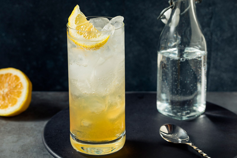 Copo highball alto com drink e gelo, comum entre os tipos de copos para drinks refrescantes 