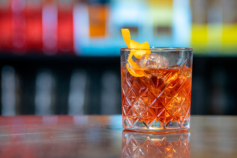 Copo old fashioned baixo e largo com whisky, típico para drinks com gelo 