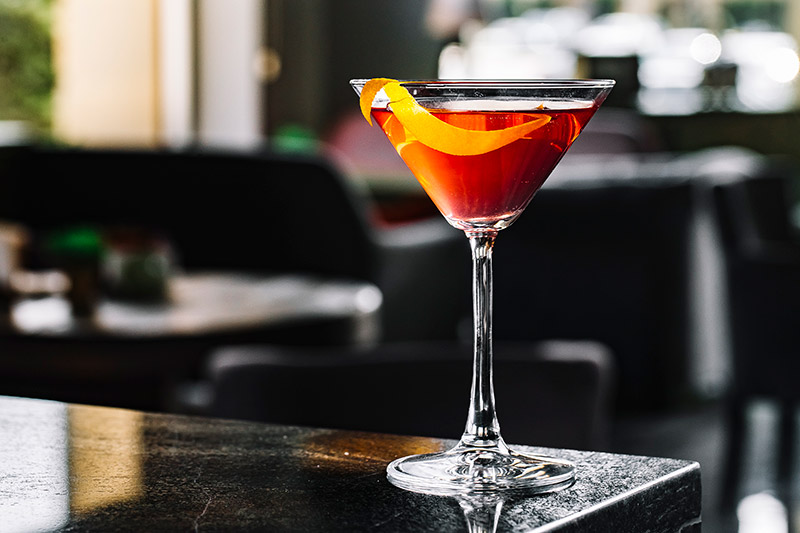 Taça martini com formato em V, clássica para coquetéis sem gelo como dry martini 
