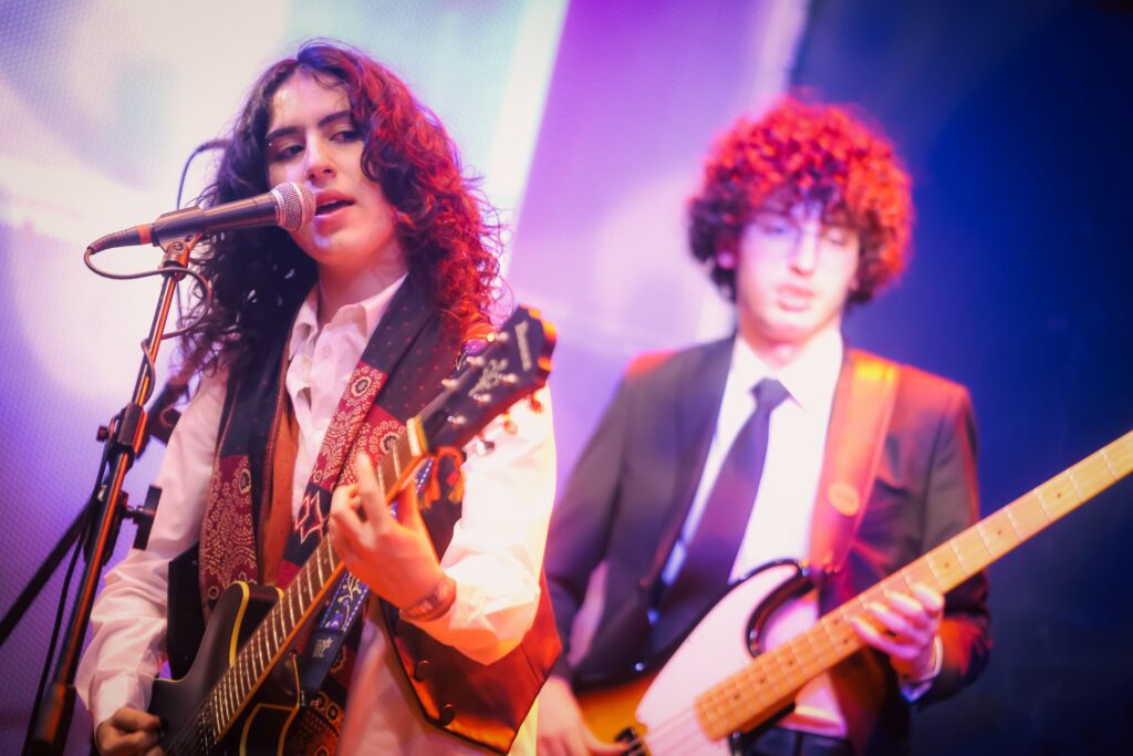 Beto Bruno, vocalista do Cachorro Grande, se apresenta no Hard Rock em 23-08-25 | Crédito: Rafael Cautella