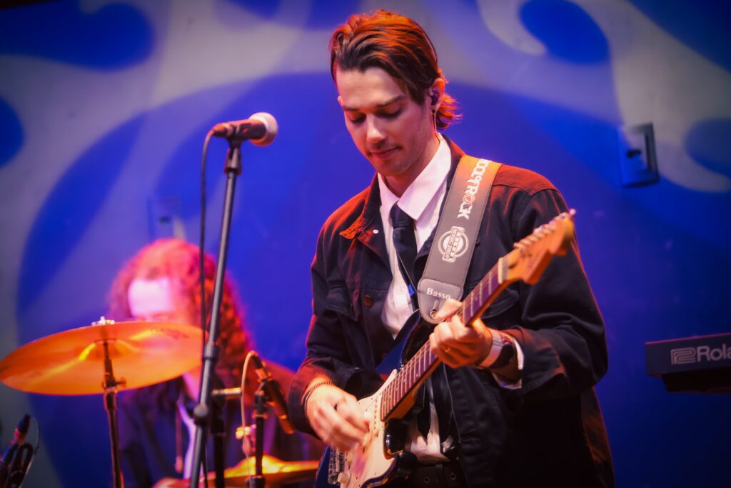 Beto Bruno, vocalista do Cachorro Grande, se apresenta no Hard Rock em 23-08-25 | Crédito: Rafael Cautella