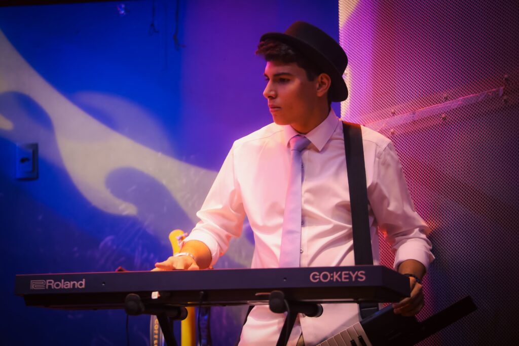 Beto Bruno, vocalista do Cachorro Grande, se apresenta no Hard Rock em 23-08-25 | Crédito: Rafael Cautella