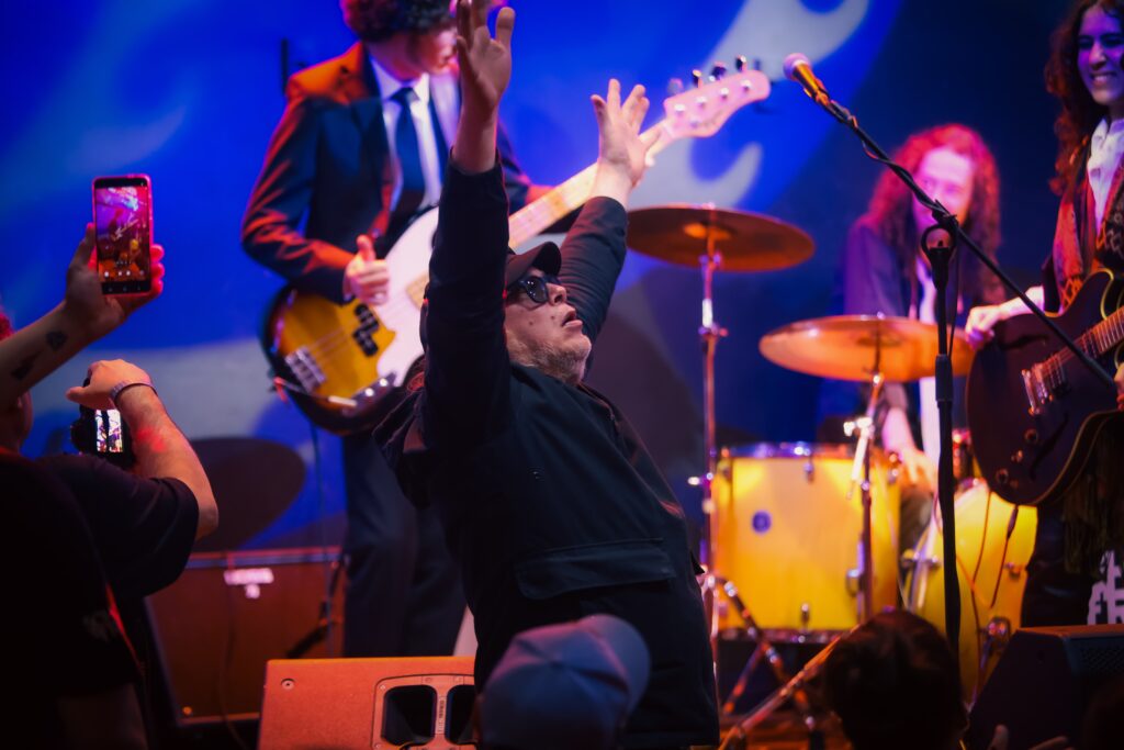 Beto Bruno, vocalista do Cachorro Grande, se apresenta no Hard Rock em 23-08-25 | Crédito: Rafael Cautella