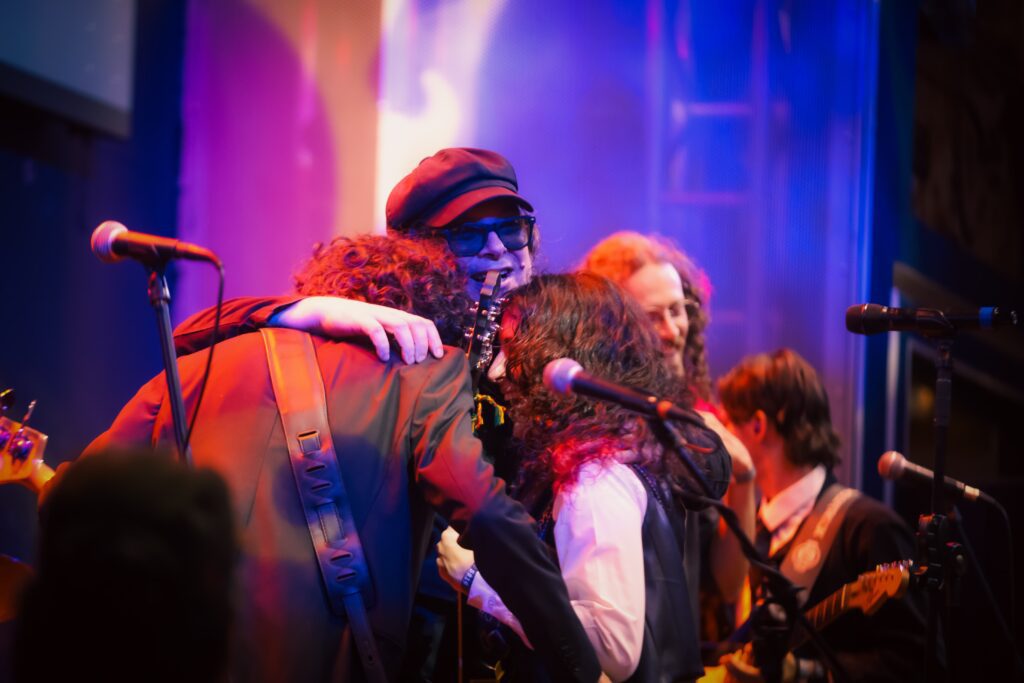 Beto Bruno, vocalista do Cachorro Grande, se apresenta no Hard Rock em 23-08-25 | Crédito: Rafael Cautella