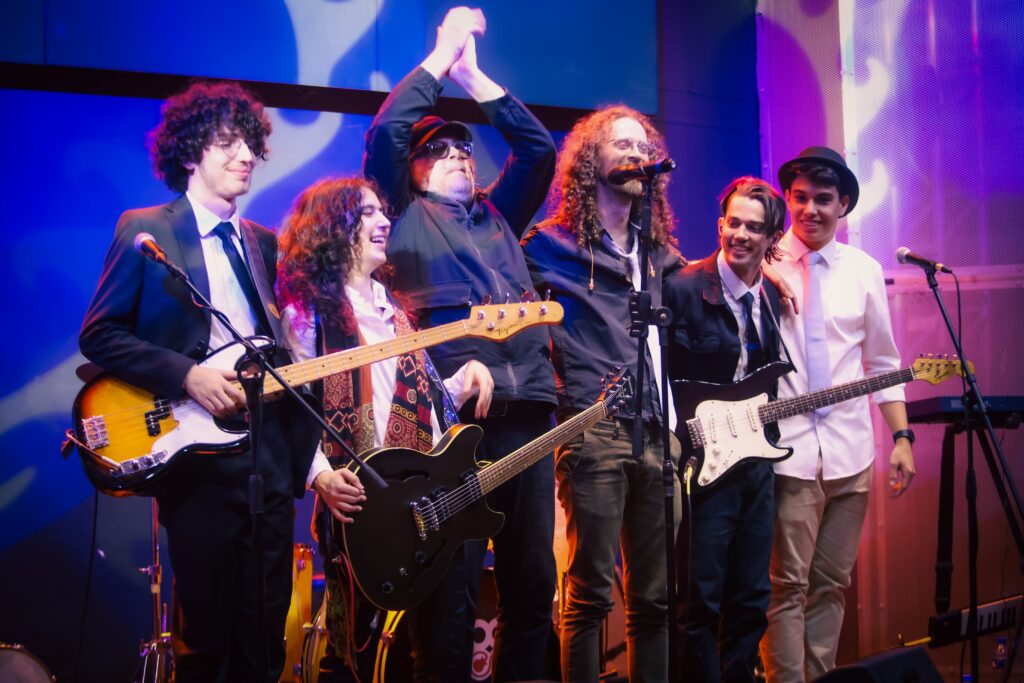 Beto Bruno, vocalista do Cachorro Grande, se apresenta no Hard Rock em 23-08-25 | Crédito: Rafael Cautella