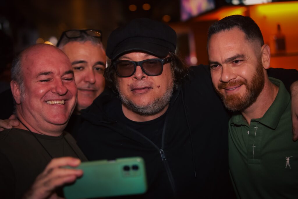 Beto Bruno, vocalista do Cachorro Grande, se apresenta no Hard Rock em 23-08-25 | Crédito: Rafael Cautella