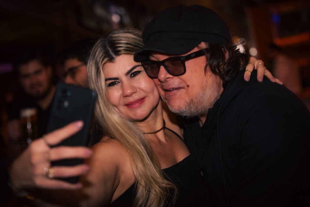 Beto Bruno, vocalista do Cachorro Grande, se apresenta no Hard Rock em 23-08-25 | Crédito: Rafael Cautella