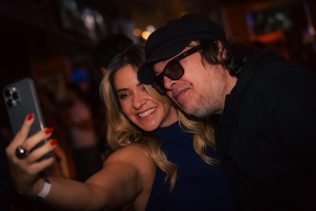 Beto Bruno, vocalista do Cachorro Grande, se apresenta no Hard Rock em 23-08-25 | Crédito: Rafael Cautella