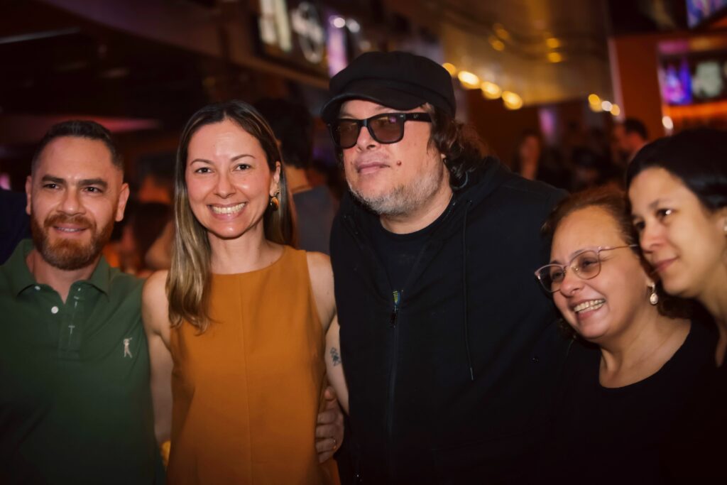 Beto Bruno, vocalista do Cachorro Grande, se apresenta no Hard Rock em 23-08-25 | Crédito: Rafael Cautella