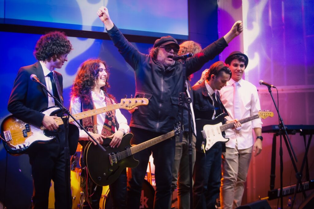 Beto Bruno, vocalista do Cachorro Grande, se apresenta no Hard Rock em 23-08-25 | Crédito: Rafael Cautella