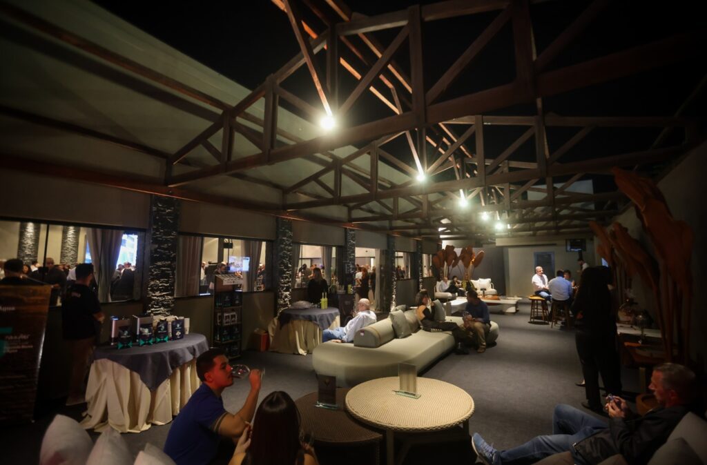 Hand Hoch | Crédito: Rafael Cautella