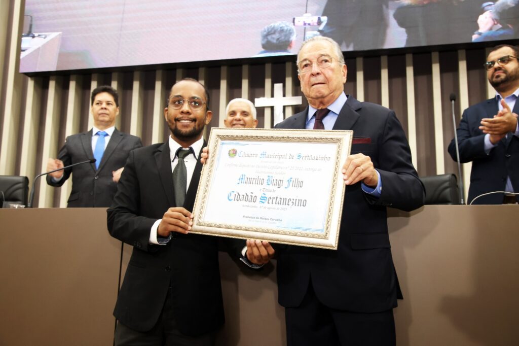 Maurílio Biagi Filho recebe o título de Cidadão Sertanezino  | Crédito: Pierre Duarte