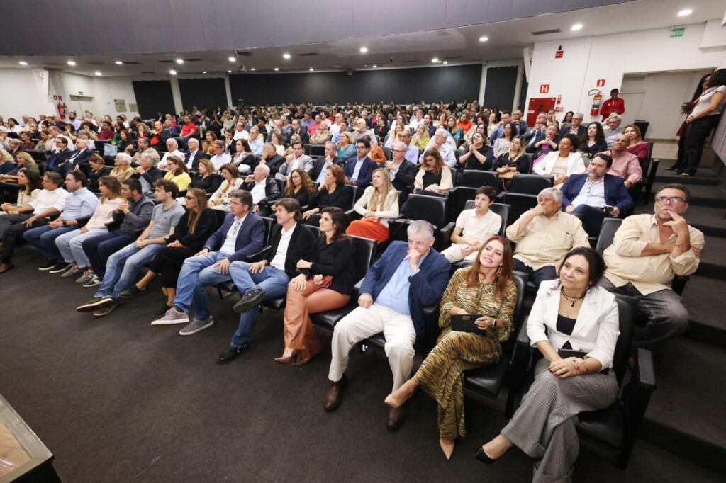 Maurílio Biagi Filho recebe o título de Cidadão Sertanezino  | Crédito: Pierre Duarte