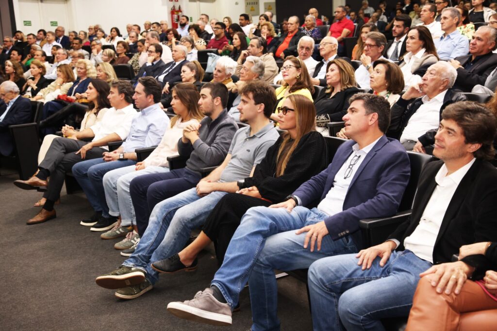 Maurílio Biagi Filho recebe o título de Cidadão Sertanezino  | Crédito: Pierre Duarte