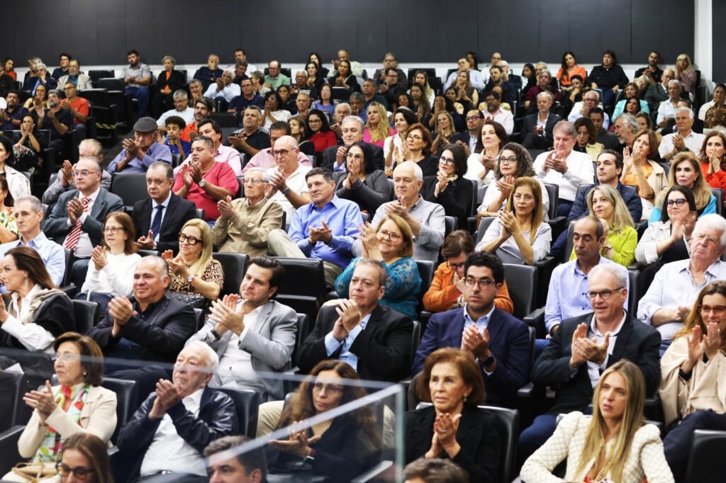 Maurílio Biagi Filho recebe o título de Cidadão Sertanezino  | Crédito: Pierre Duarte