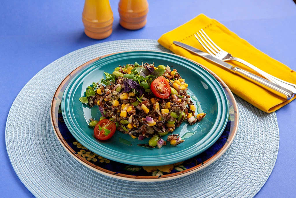 Salada de arroz selvagem na mesa