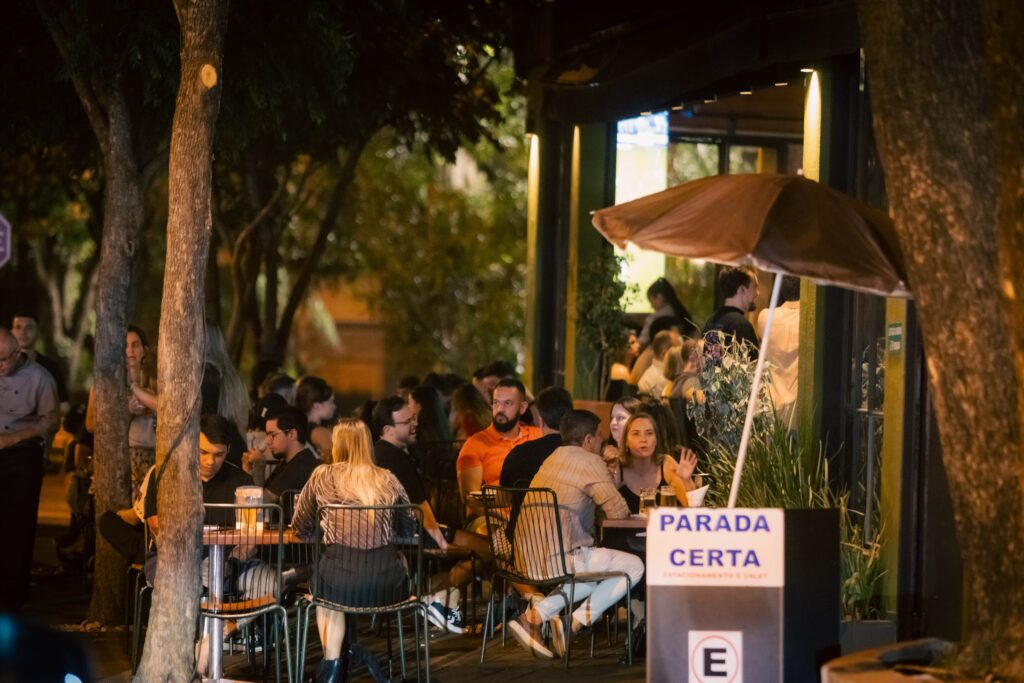 Vida social no Salz Bar | Crédito: Rafael Cautella