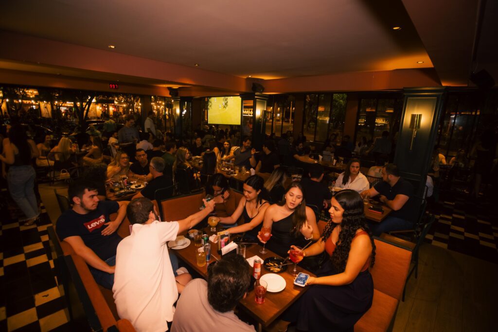 Vida social no Salz Bar | Crédito: Rafael Cautella