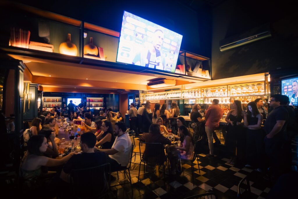 Vida social no Salz Bar | Crédito: Rafael Cautella