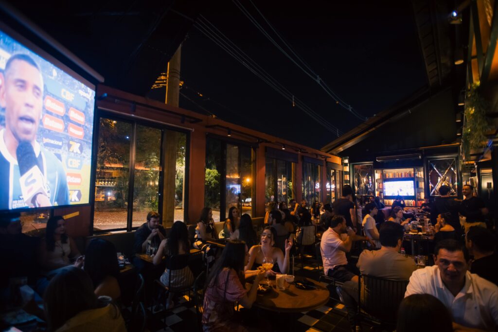 Vida social no Salz Bar | Crédito: Rafael Cautella