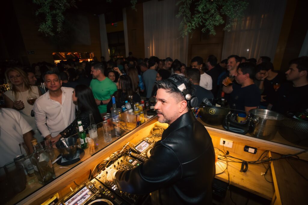 DJ toca no Zucker | Crédito: Rafael Cautella