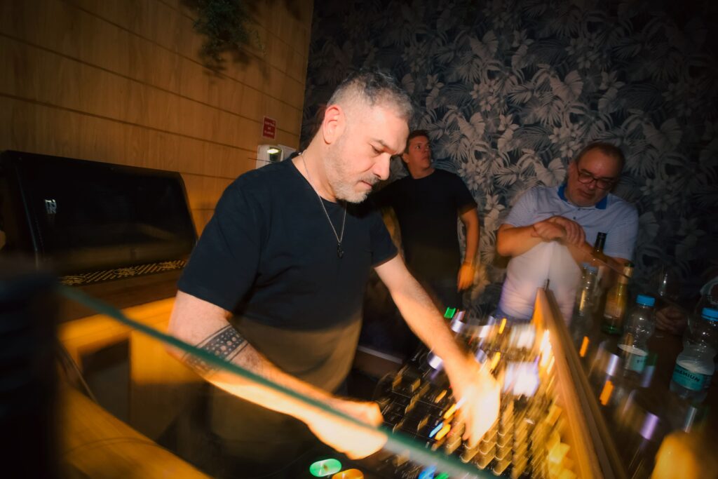 DJ Meme no Zucker Restaurante | Crédito: Rafael Cautella