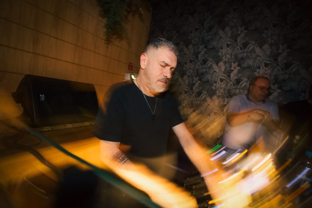 DJ Meme no Zucker Restaurante | Crédito: Rafael Cautella