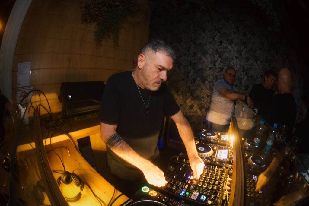 DJ Meme no Zucker Restaurante | Crédito: Rafael Cautella
