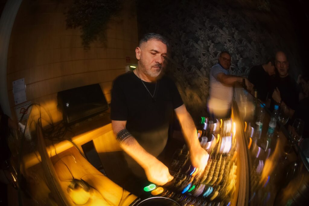 DJ Meme no Zucker Restaurante | Crédito: Rafael Cautella