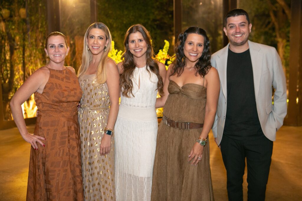 Juliana Barbi, Karlla Bellini, Gabriela Balbo, Marina Scalon e Renato Fuentes no Chapter One | Crédito: Thiago Buosi / Divulgação