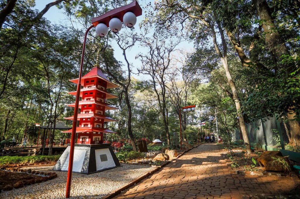 Estruturas temáticas do Japão no ponto turístico Jardim Japonês, no Bosque de Ribeirão | Créditos: Fernando Gonzaga