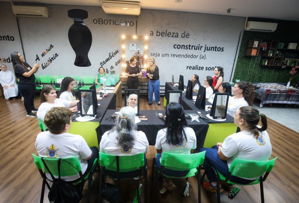 Workshop de maquiagem inclusiva do Grupo Cedro | Crédito: Rafael Cautella