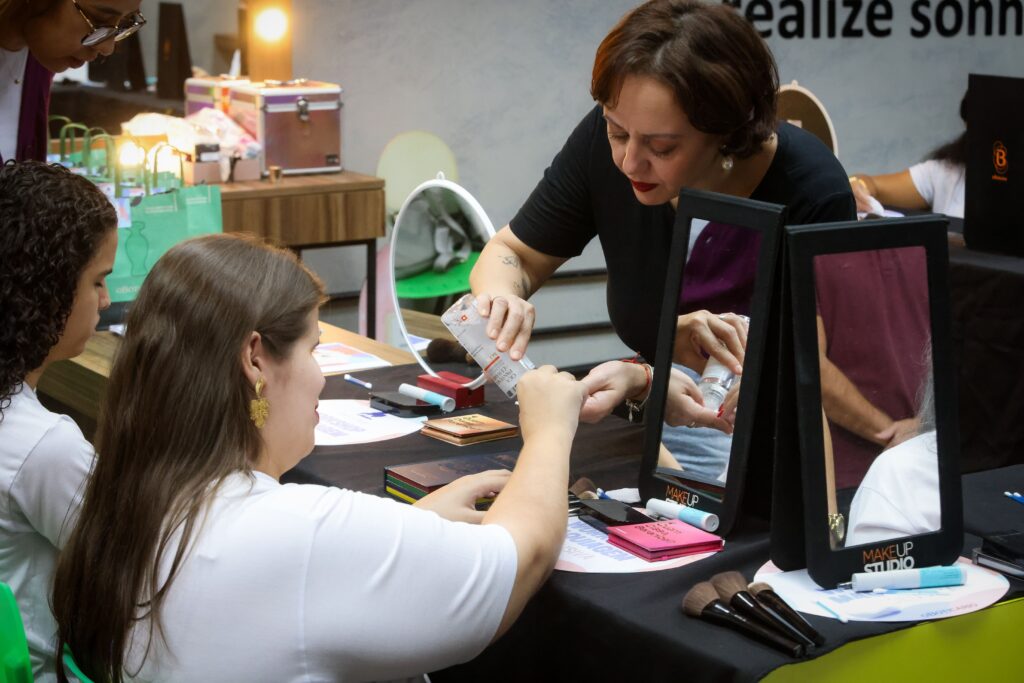 Workshop de maquiagem inclusiva do Grupo Cedro | Crédito: Rafael Cautella