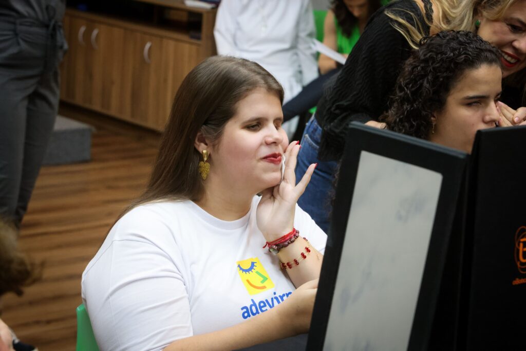 Workshop de maquiagem inclusiva do Grupo Cedro | Crédito: Rafael Cautella