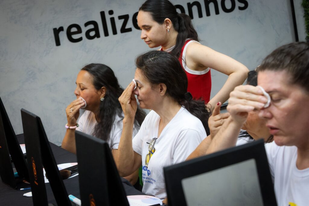 Workshop de maquiagem inclusiva do Grupo Cedro | Crédito: Rafael Cautella