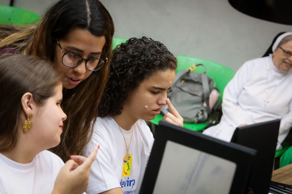 Workshop de maquiagem inclusiva do Grupo Cedro | Crédito: Rafael Cautella
