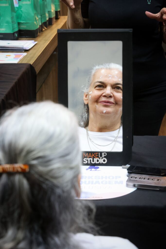 Workshop de maquiagem inclusiva do Grupo Cedro | Crédito: Rafael Cautella