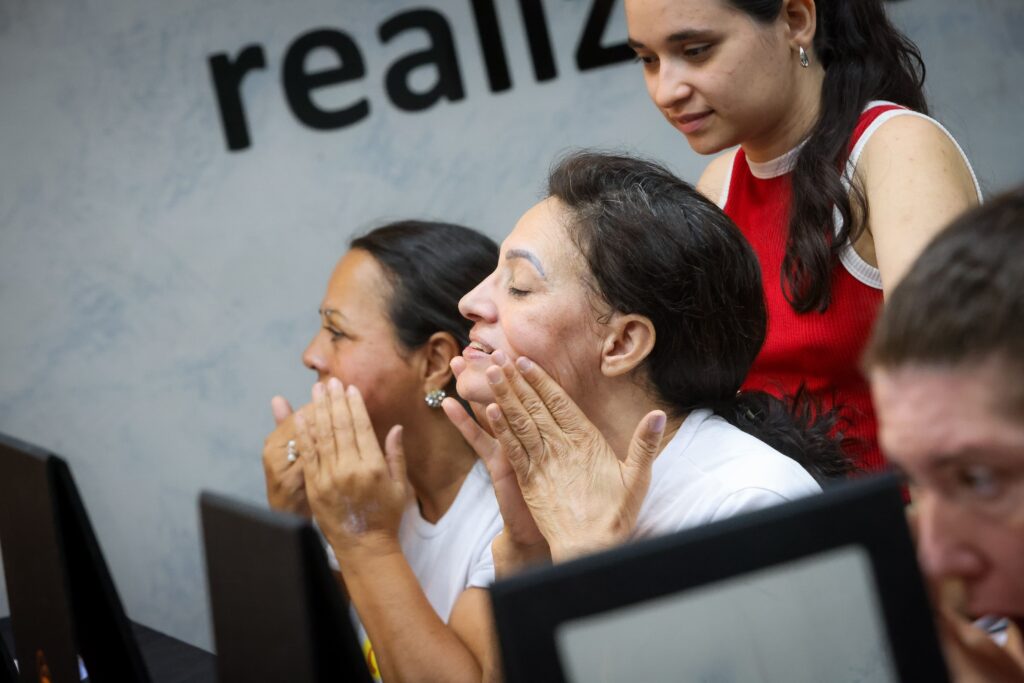 Workshop de maquiagem inclusiva do Grupo Cedro | Crédito: Rafael Cautella