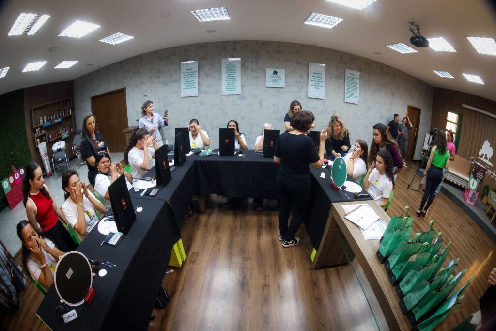 Workshop de maquiagem inclusiva do Grupo Cedro | Crédito: Rafael Cautella