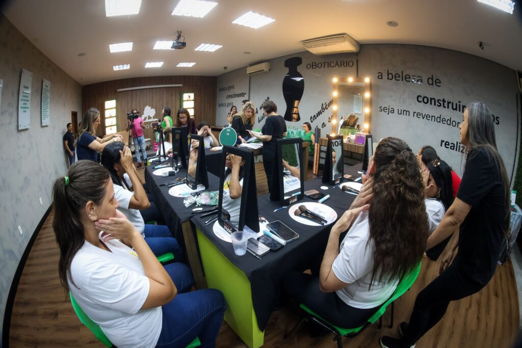 Workshop de maquiagem inclusiva do Grupo Cedro | Crédito: Rafael Cautella