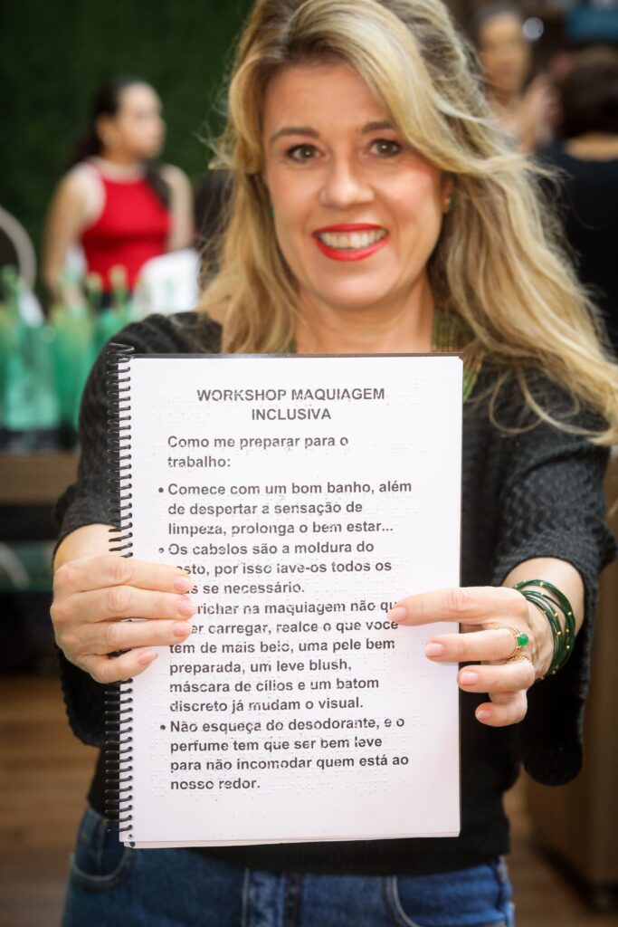 Workshop de maquiagem inclusiva do Grupo Cedro | Crédito: Rafael Cautella