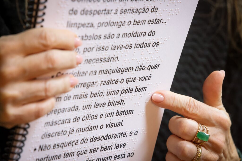 Workshop de maquiagem inclusiva do Grupo Cedro | Crédito: Rafael Cautella