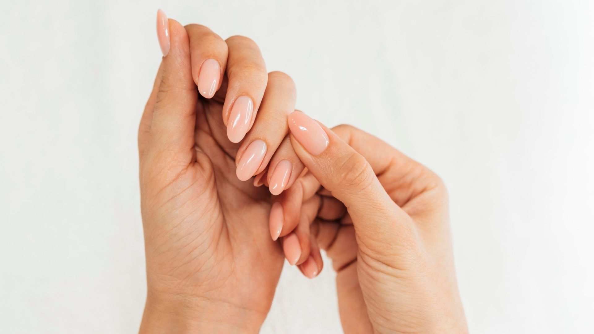 A manicure do salão Maria conta os segredos para unhas saudáveis | Créditos: Divulgação