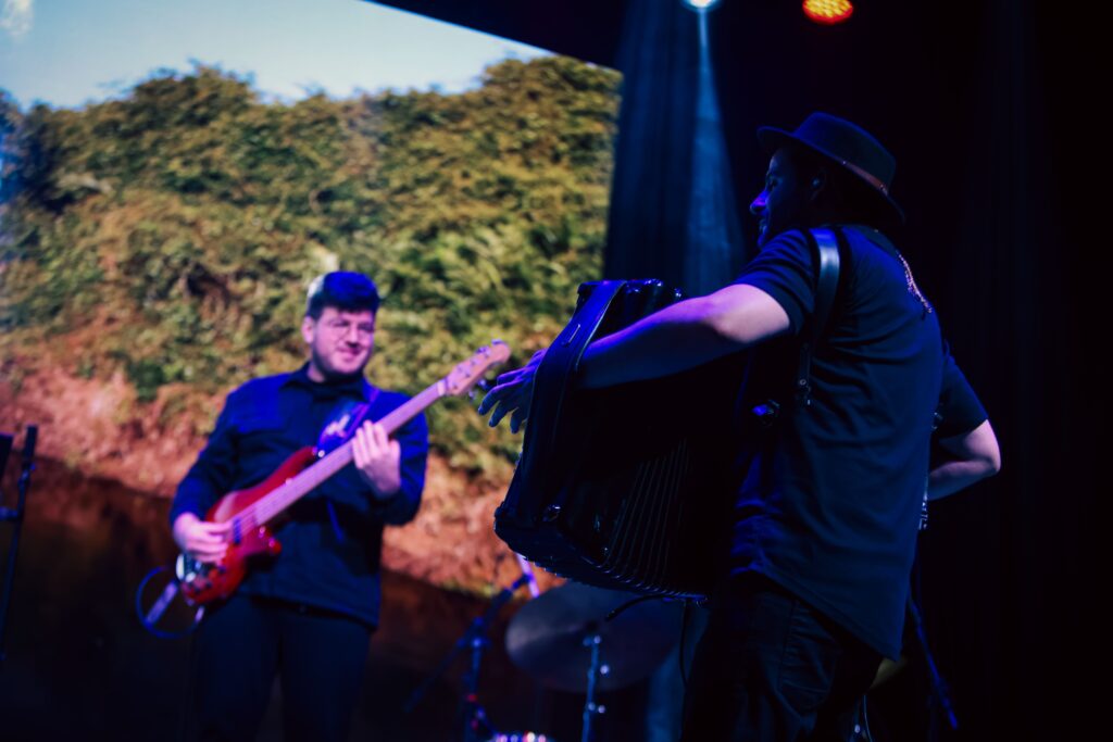 Almir e Gabriel Sater dividem palco e paixão pela música no RibeirãoShopping | Créditos: Rafael Cautella