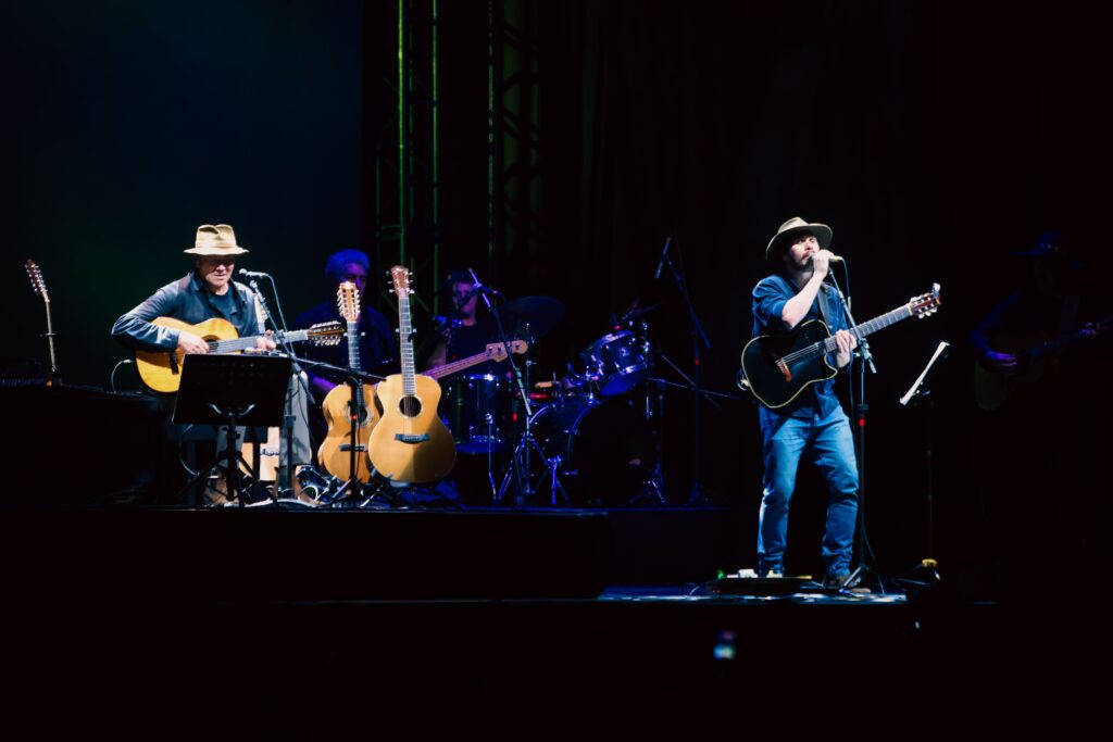 Almir e Gabriel Sater dividem palco e paixão pela música no RibeirãoShopping | Créditos: Rafael Cautella