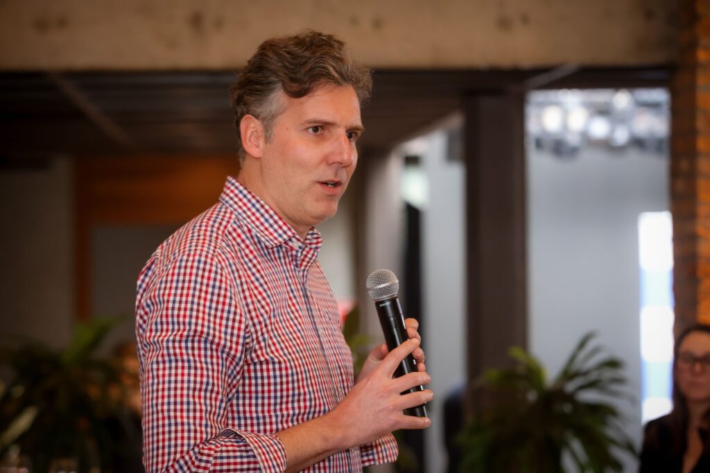 Estevan Sartoreli, cofundador da Dengo no LIDE | Crédito: Rafael Cautella