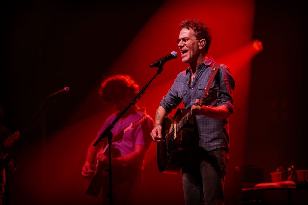 Nando Reis emociona o público de Ribeirão com 'Nando Hits' | Créditos: Rafael Cautella