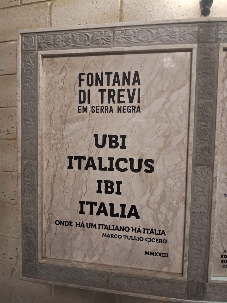 Placa da Fontana Di Trevi em Serra Negra | Crédito: Amanda Pioli