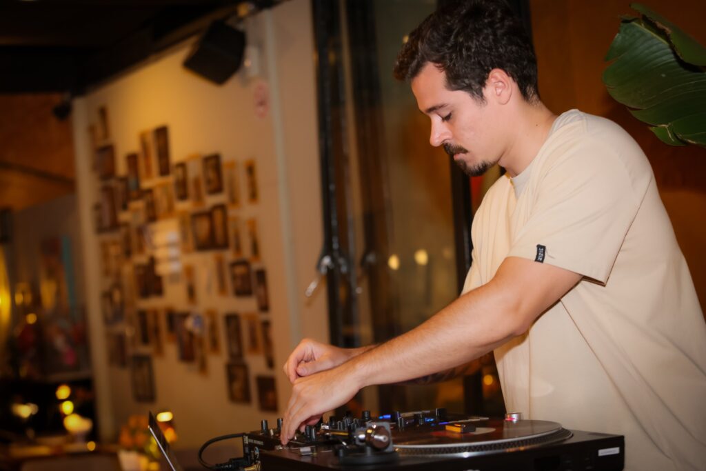 DJ Enzo no Mesa | Crédito: Rafael Cautella