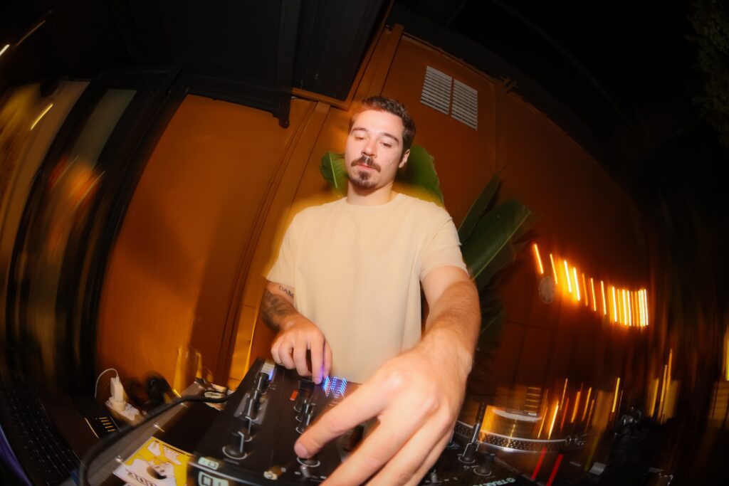 DJ Enzo no Mesa | Crédito: Rafael Cautella